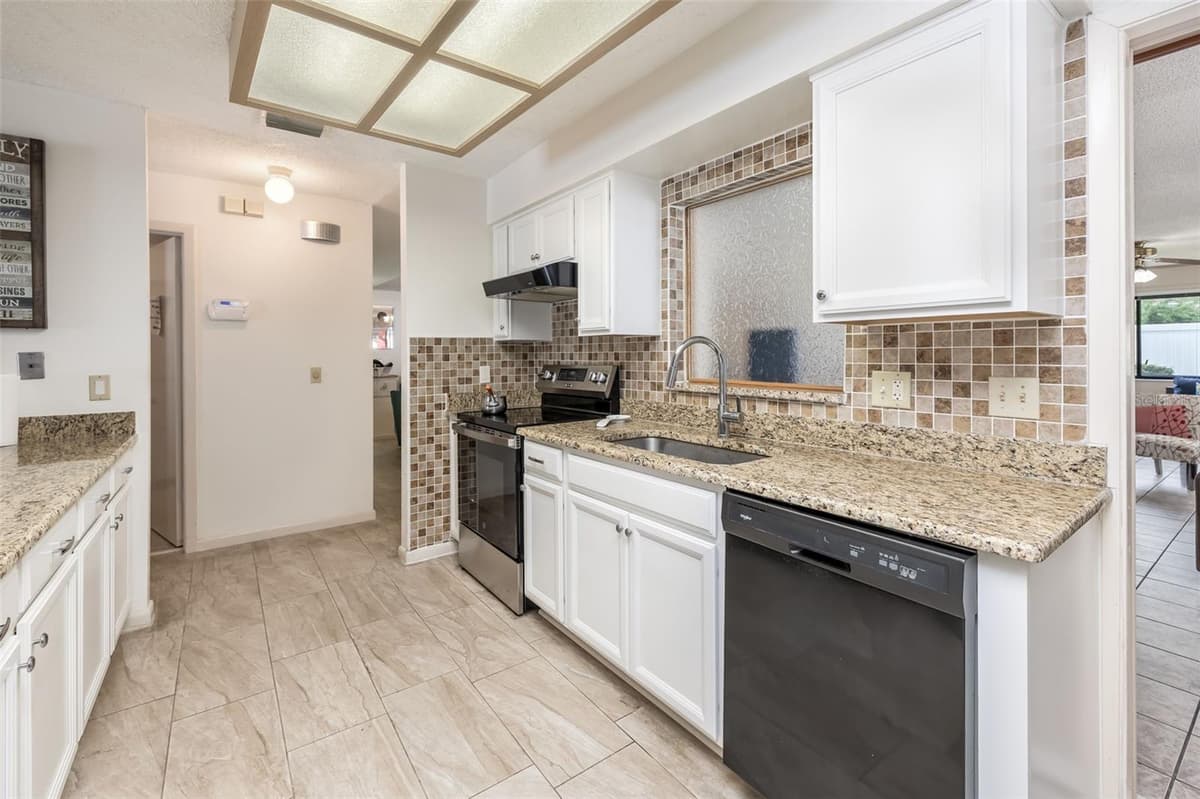 7 PERKINS LANE — photo 13 of 58