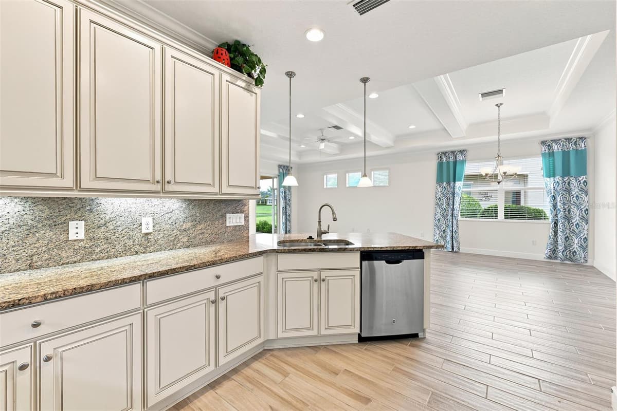 623 CHIPPER DRIVE — photo 10 of 43