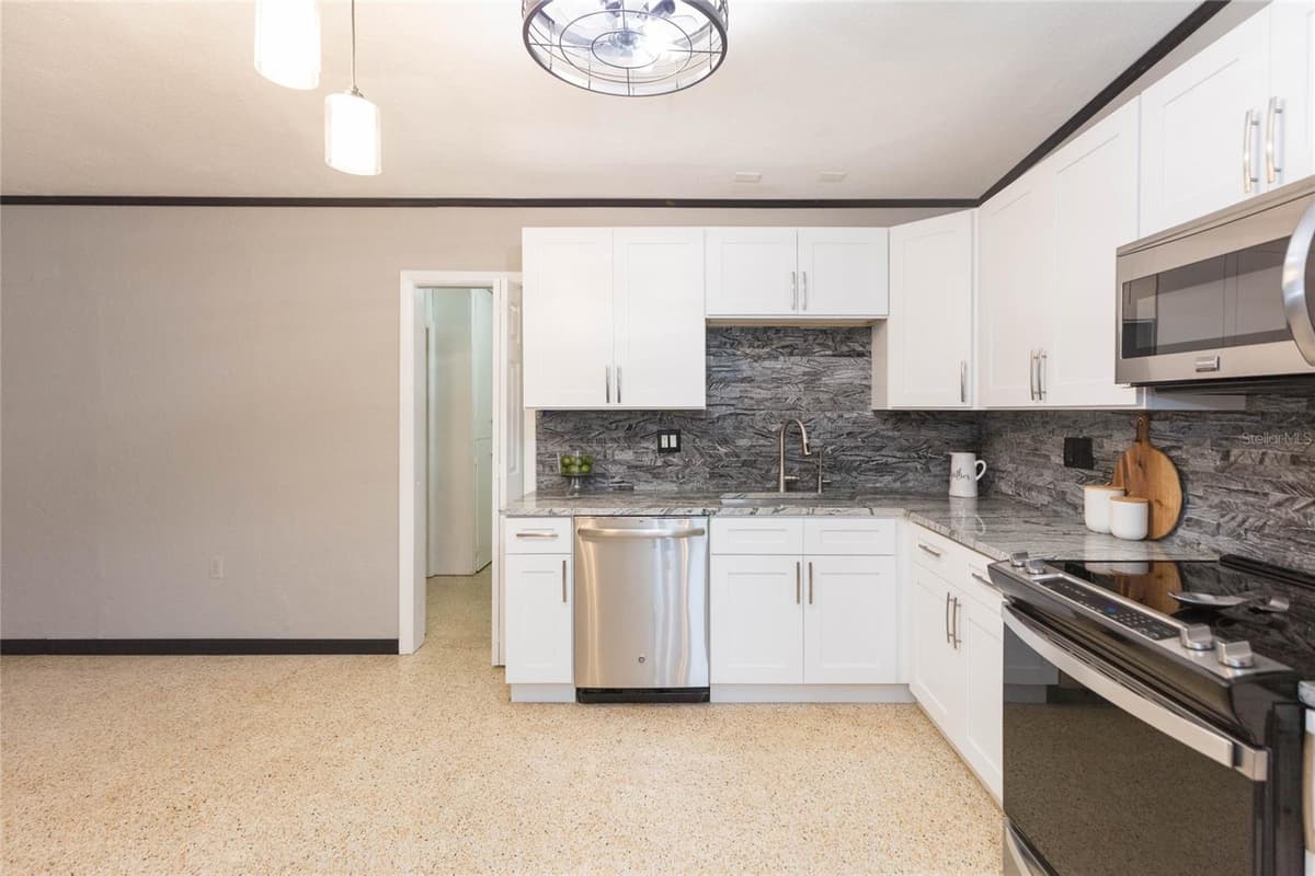 8813 FLAME VINE AVENUE — photo 9 of 42
