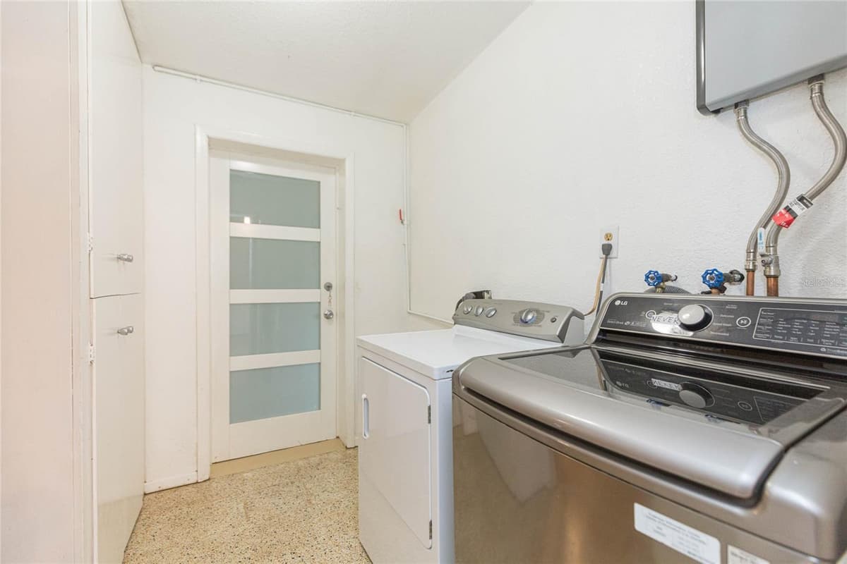 8813 FLAME VINE AVENUE — photo 11 of 42