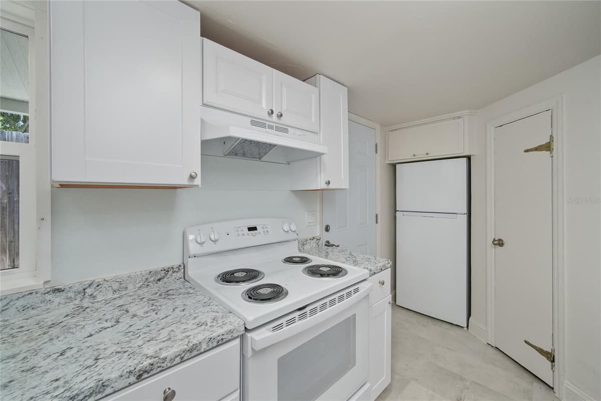 4615 HESPERIDES STREET — photo 8 of 15