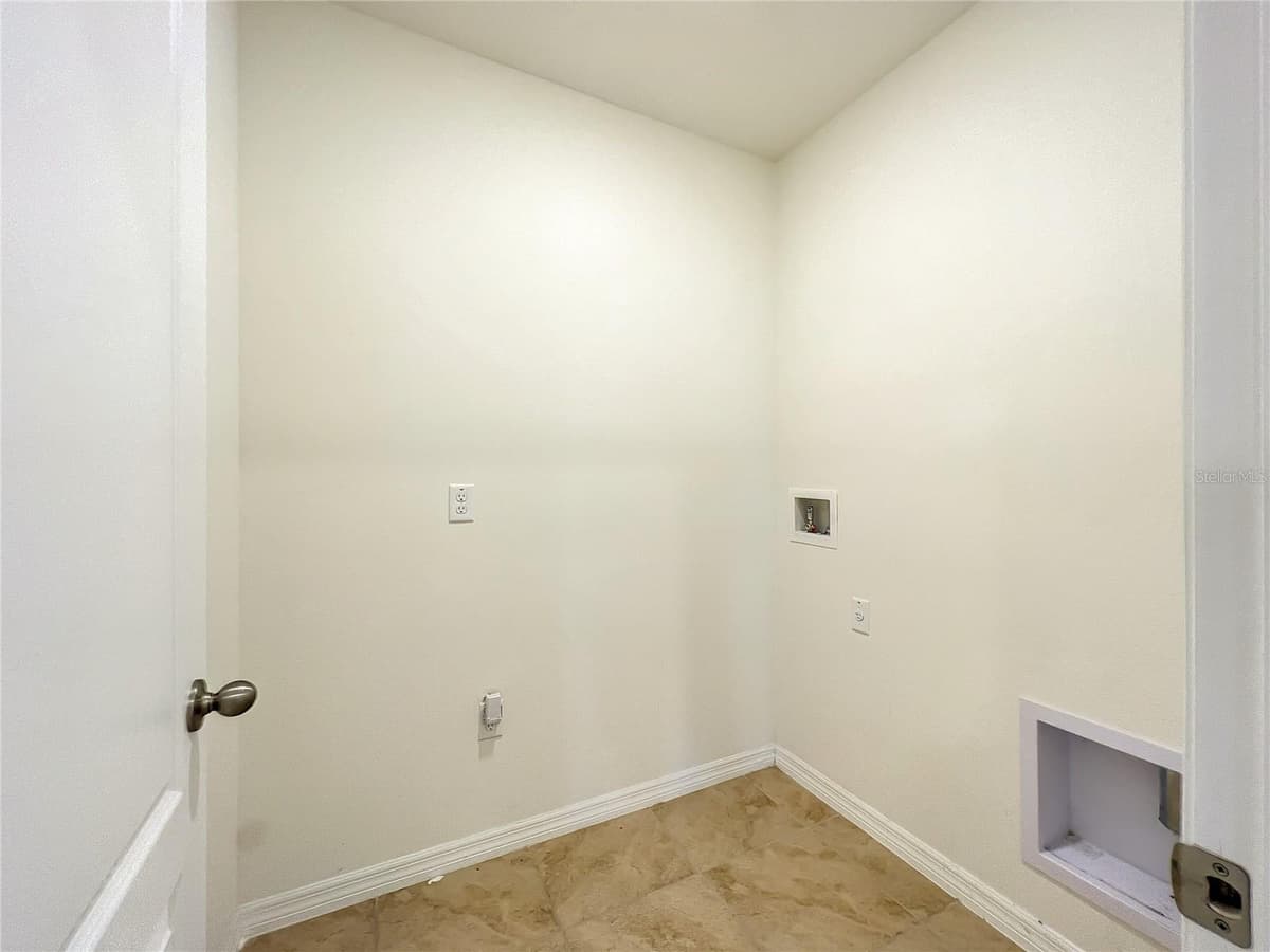 276 SOFIA LANE — photo 33 of 40