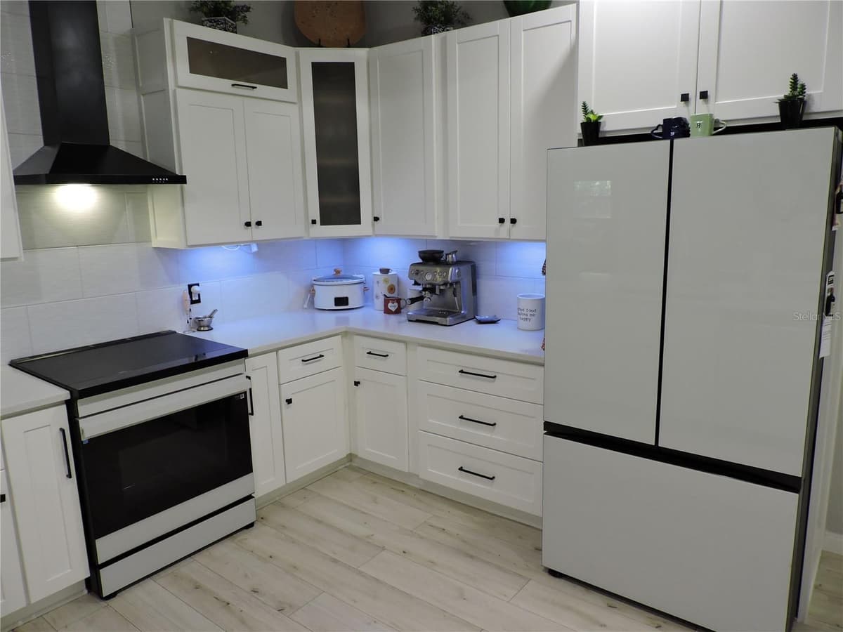 905 COLONIAL ROAD — photo 40 of 52