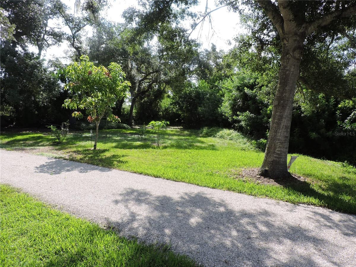 905 COLONIAL ROAD — photo 16 of 52