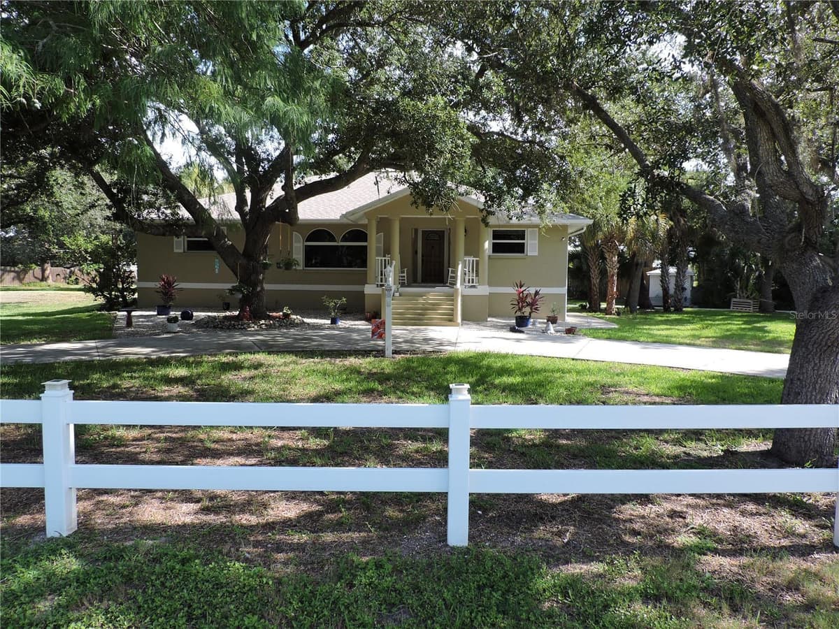 905 COLONIAL ROAD — photo 1 of 52