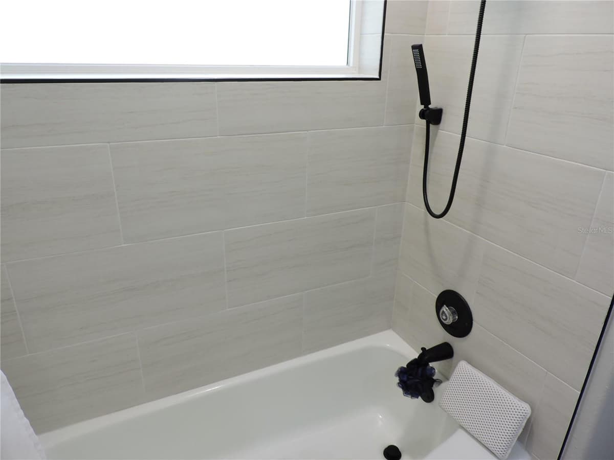 905 COLONIAL ROAD — photo 46 of 52