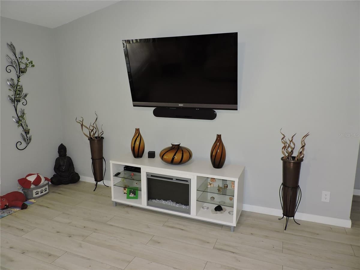 905 COLONIAL ROAD — photo 34 of 52