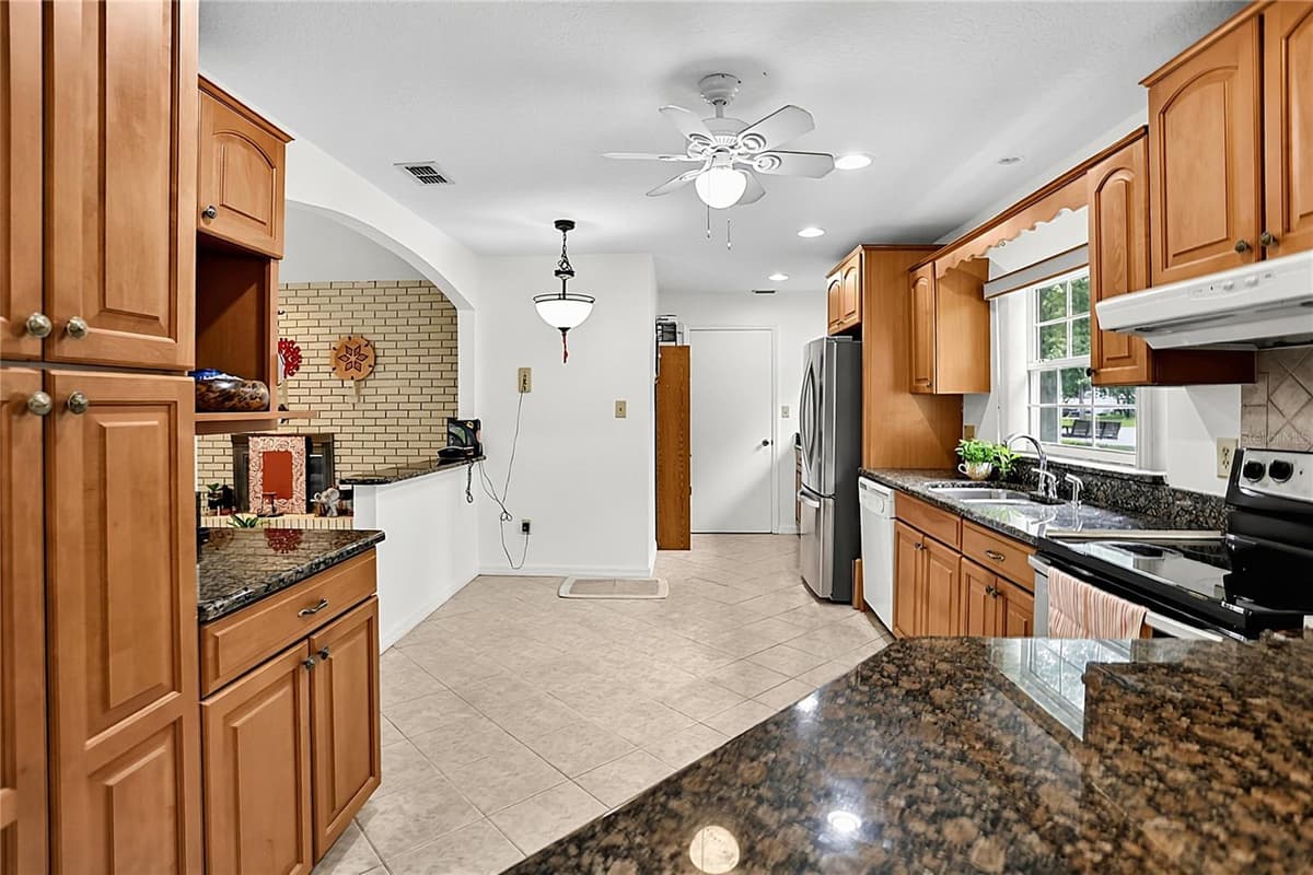 550 ARAPAHO TRAIL — photo 14 of 52