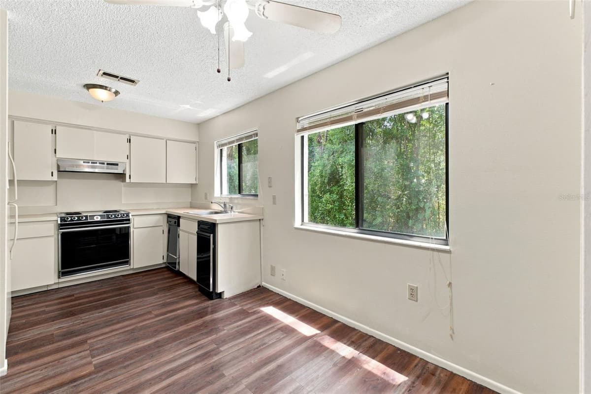 8013 PICKETTS COURT — photo 4 of 17