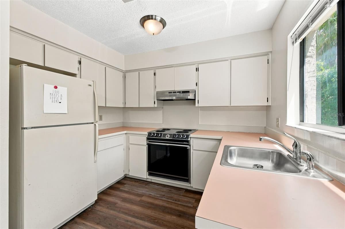 8013 PICKETTS COURT — photo 5 of 17