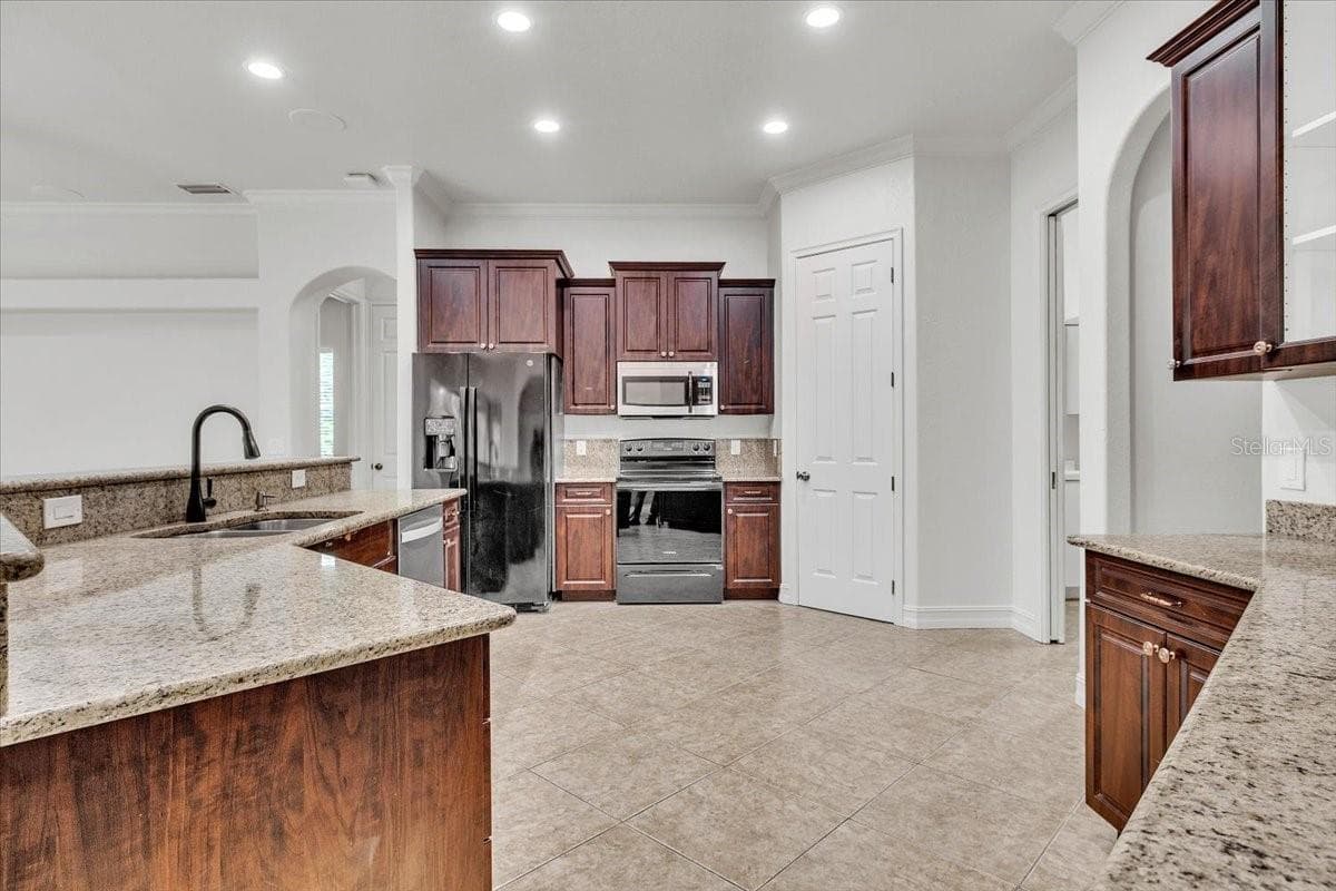 2441 STAVER STREET — photo 10 of 47