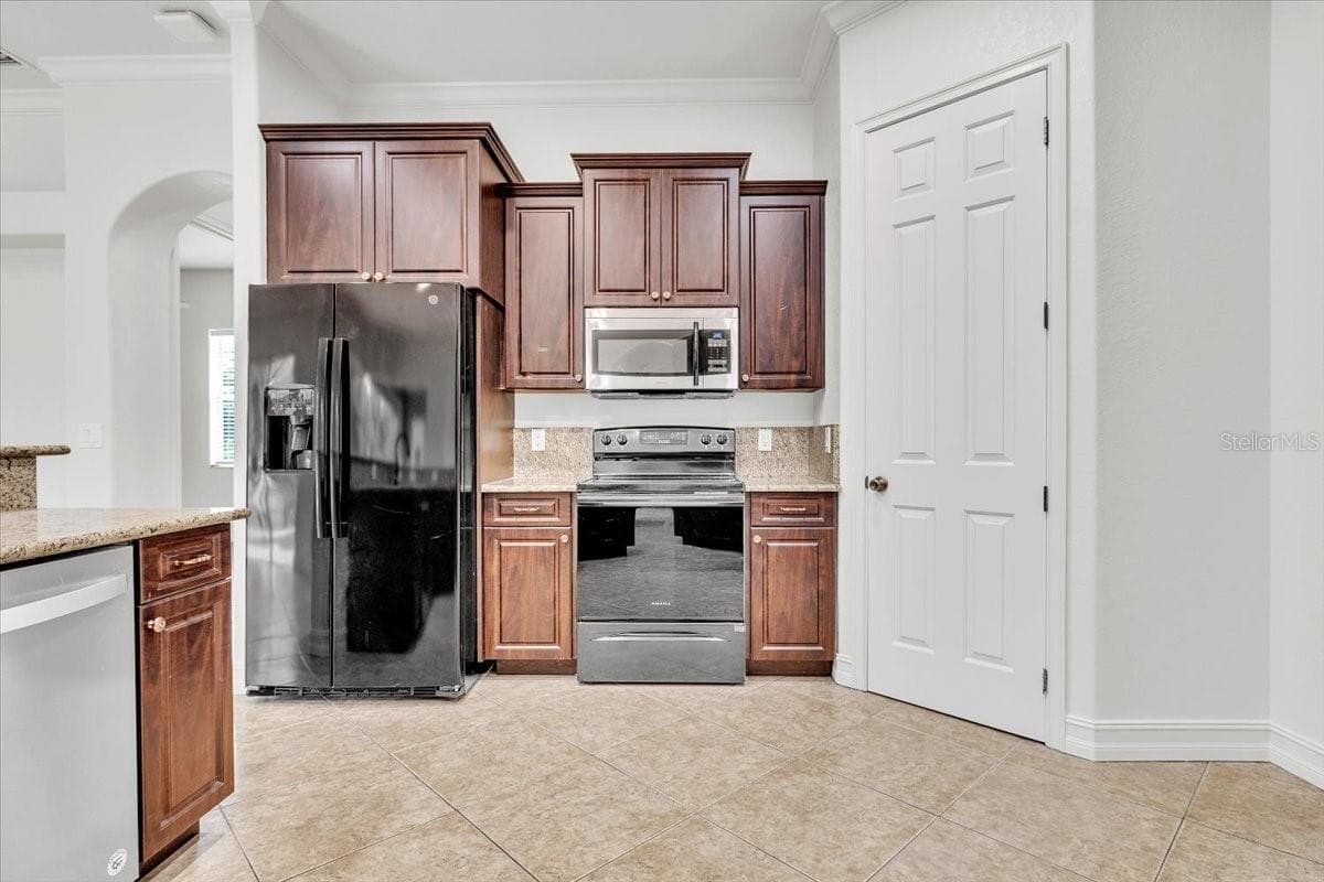 2441 STAVER STREET — photo 11 of 47