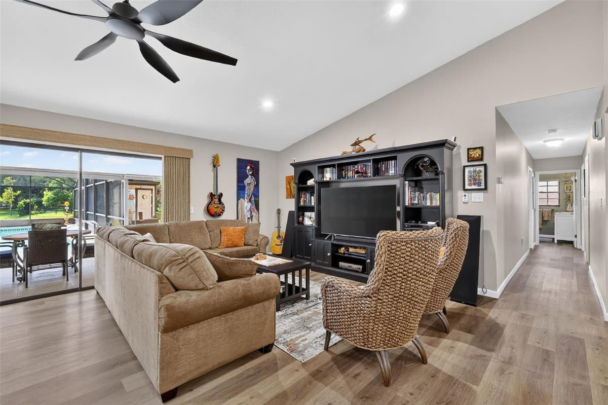 2115 SUZANNE DRIVE — photo 7 of 47