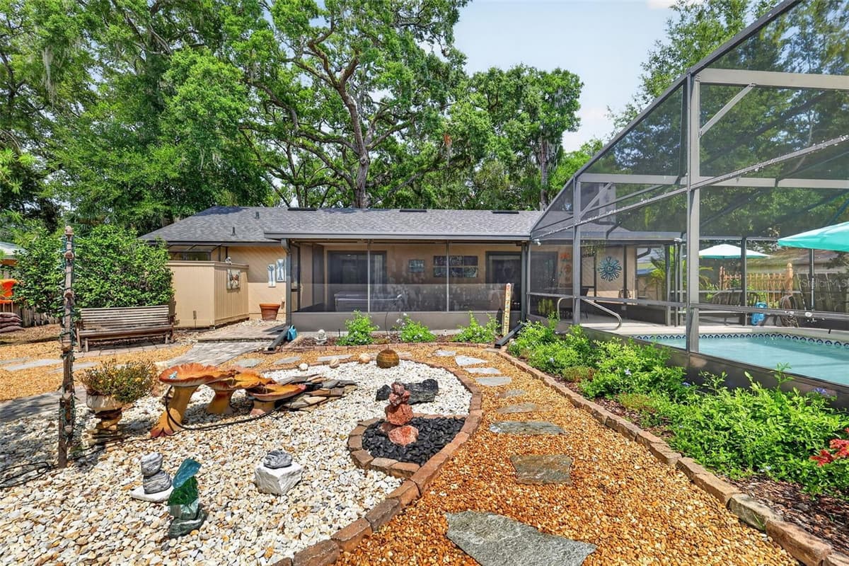 2115 SUZANNE DRIVE — photo 4 of 47