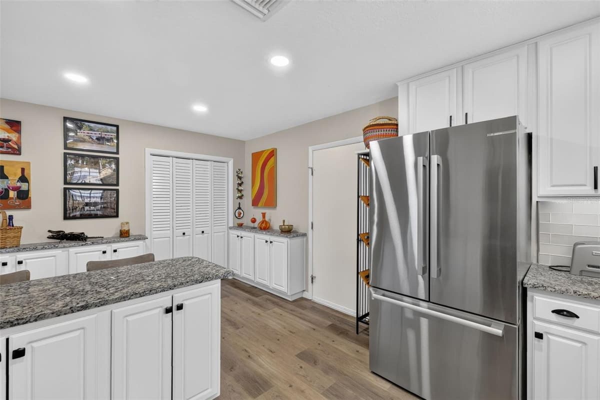 2115 SUZANNE DRIVE — photo 14 of 47