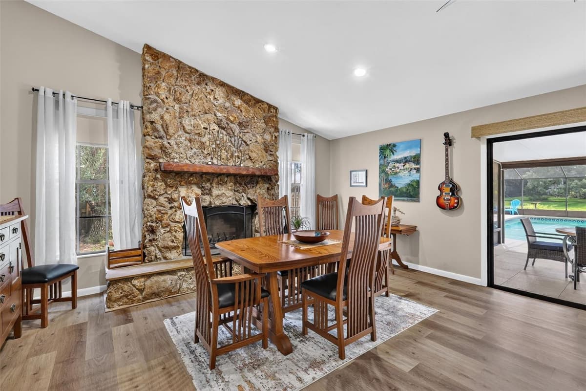 2115 SUZANNE DRIVE — photo 9 of 47