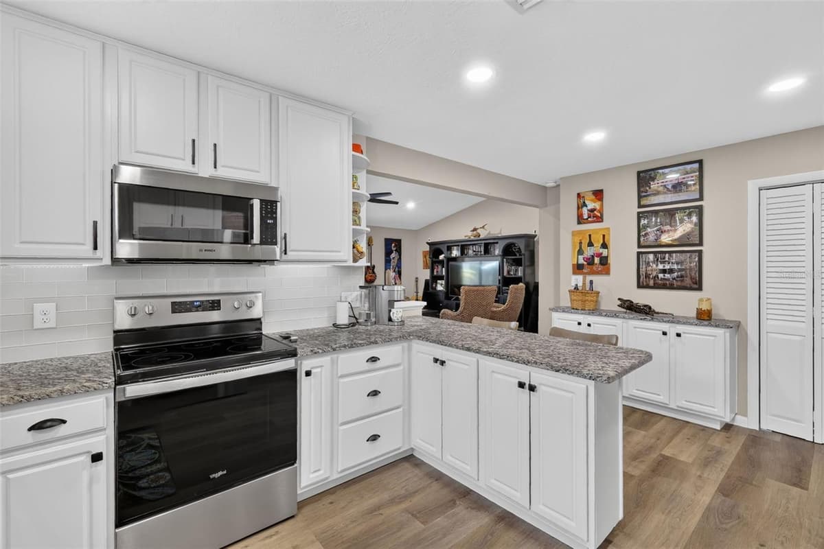 2115 SUZANNE DRIVE — photo 13 of 47