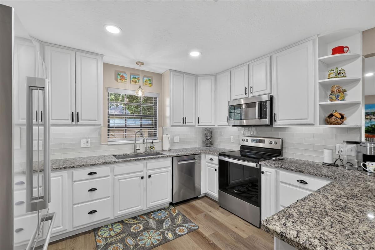 2115 SUZANNE DRIVE — photo 11 of 47