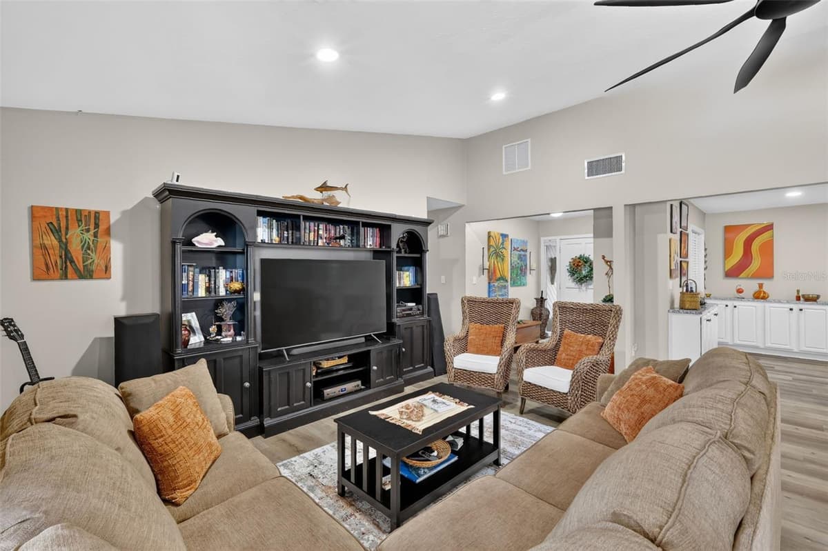 2115 SUZANNE DRIVE — photo 8 of 47