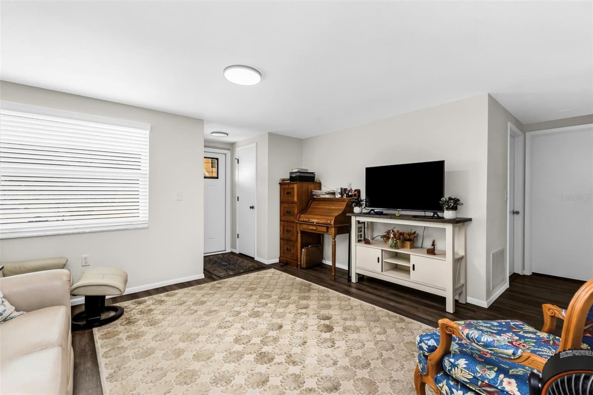 1032 ELAINE STREET — photo 6 of 30
