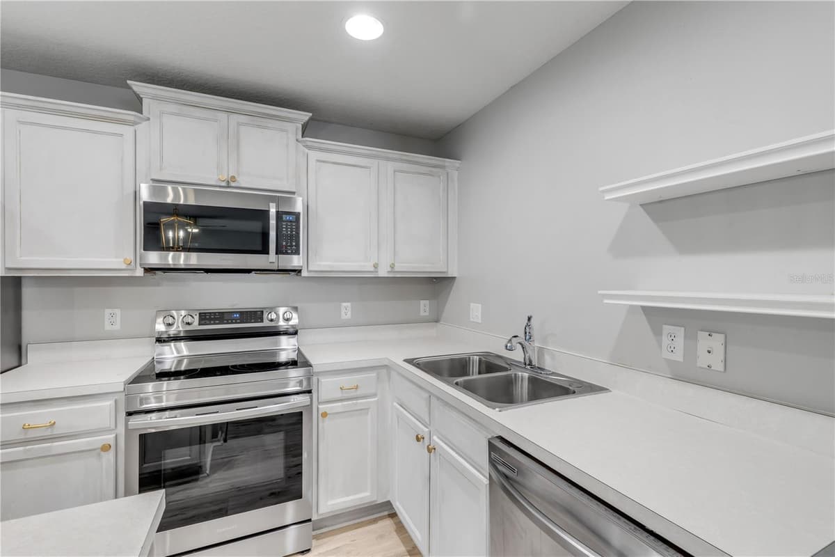 550 AEOLIAN DRIVE — photo 20 of 59