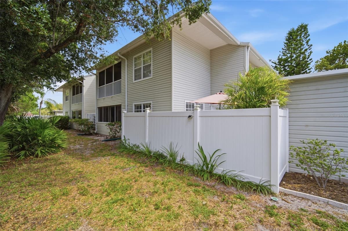 8350 SAVANNAH TRACE CIRCLE — photo 37 of 49