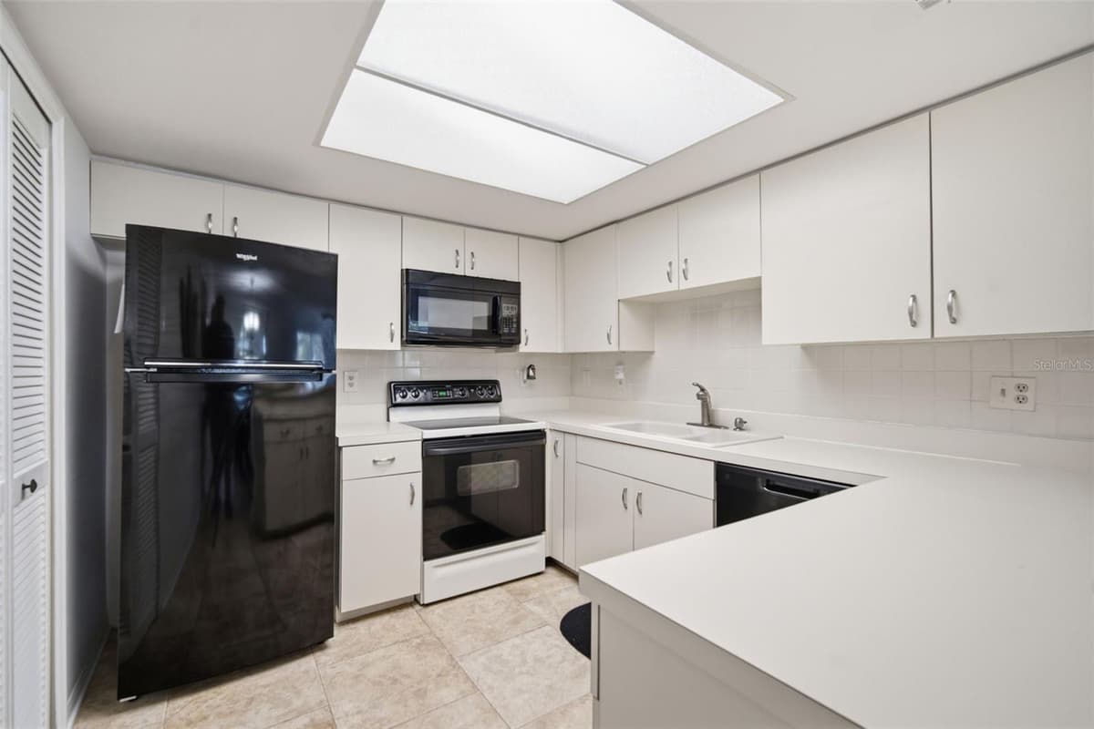 8350 SAVANNAH TRACE CIRCLE — photo 17 of 49