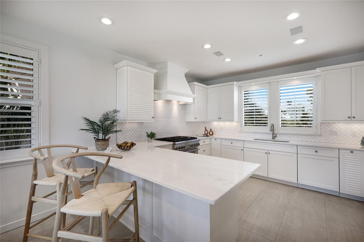585 BUTTONWOOD BAY DRIVE — photo 11 of 70