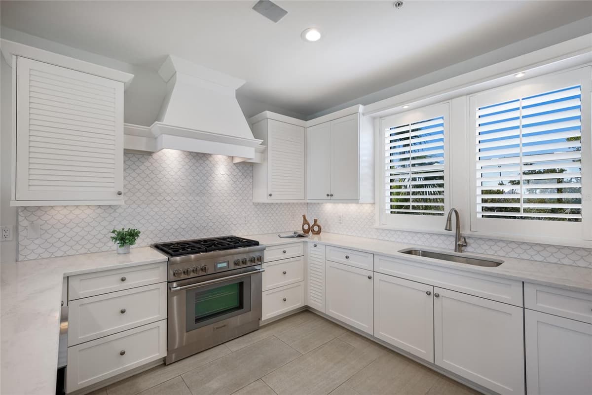585 BUTTONWOOD BAY DRIVE — photo 12 of 70