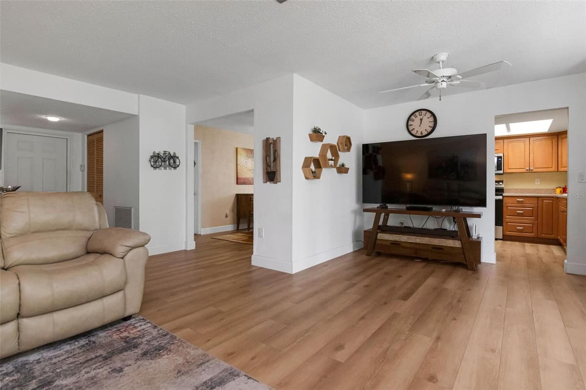 1150 BROOK DRIVE — photo 11 of 57