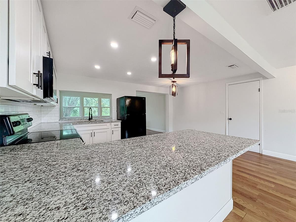 6845 MEDLAR DRIVE — photo 5 of 32
