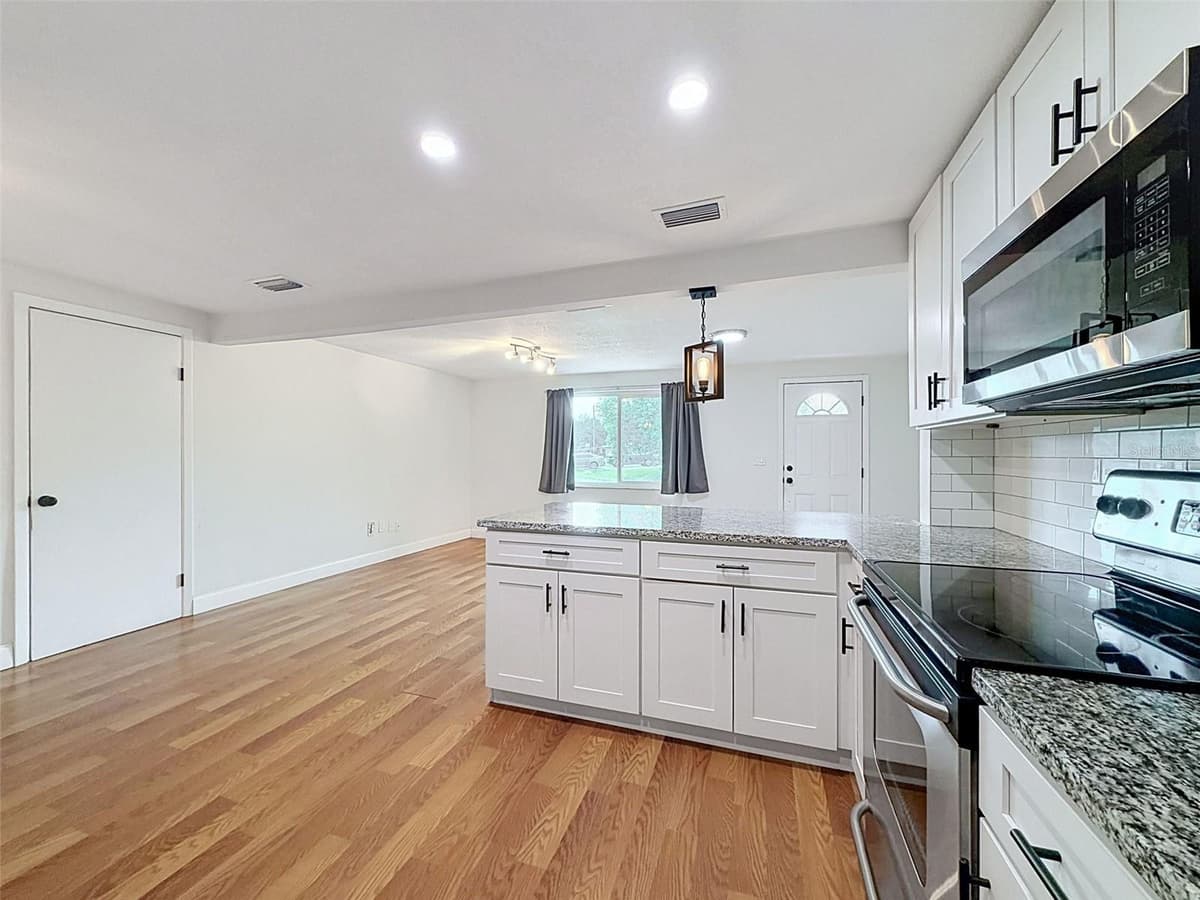 6845 MEDLAR DRIVE — photo 10 of 32