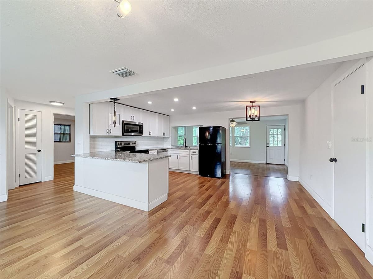 6845 MEDLAR DRIVE — photo 6 of 32