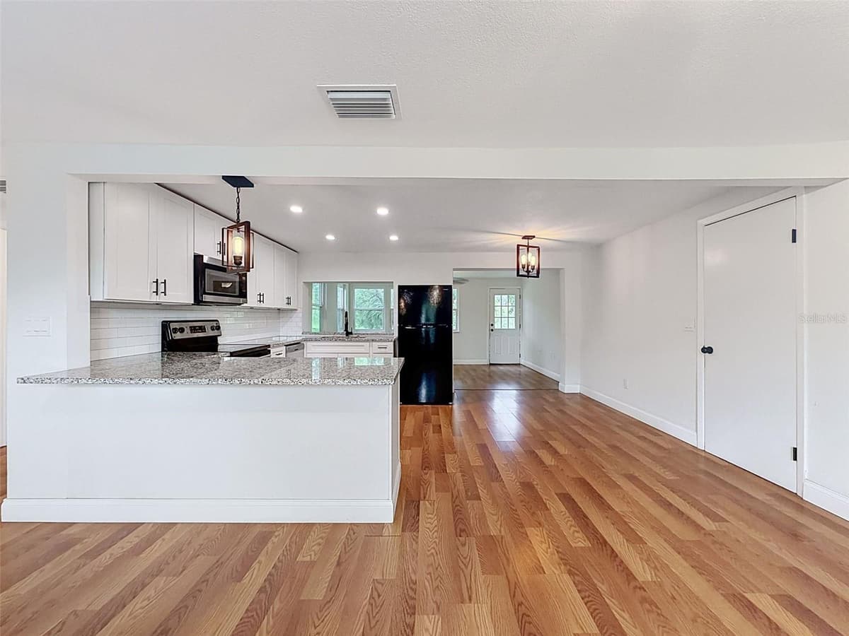 6845 MEDLAR DRIVE — photo 3 of 32