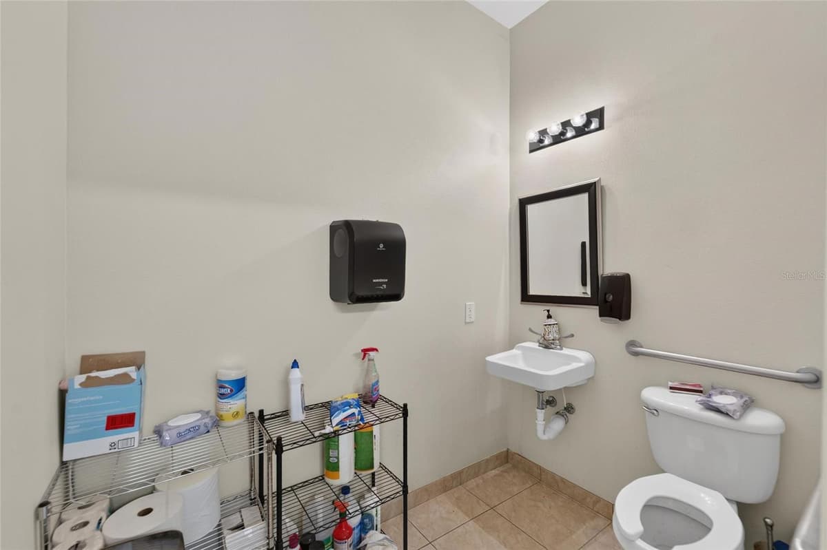 7318 COMANCHE AVENUE — photo 35 of 100