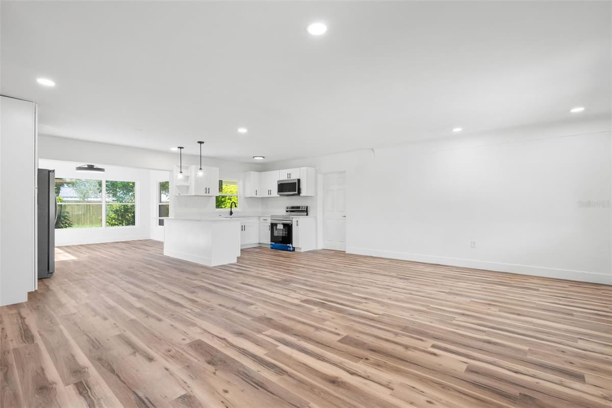 6116 52ND AVENUE — photo 8 of 30