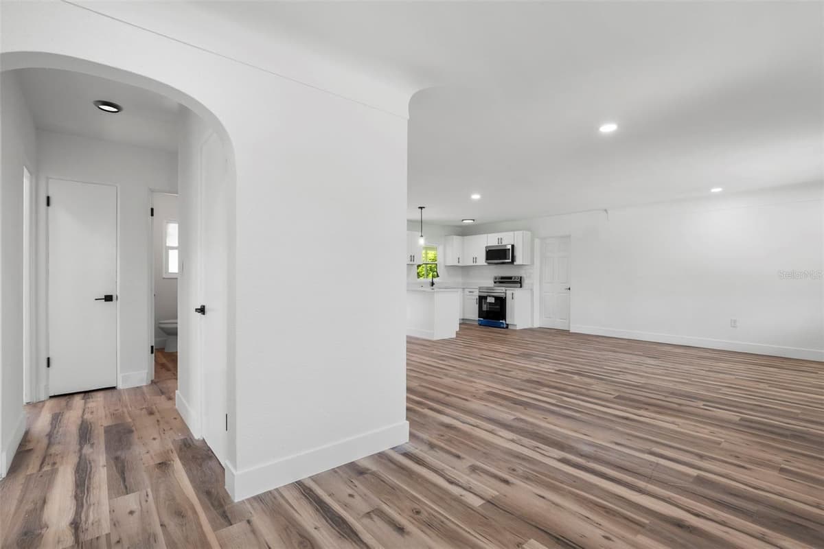 6116 52ND AVENUE — photo 10 of 30