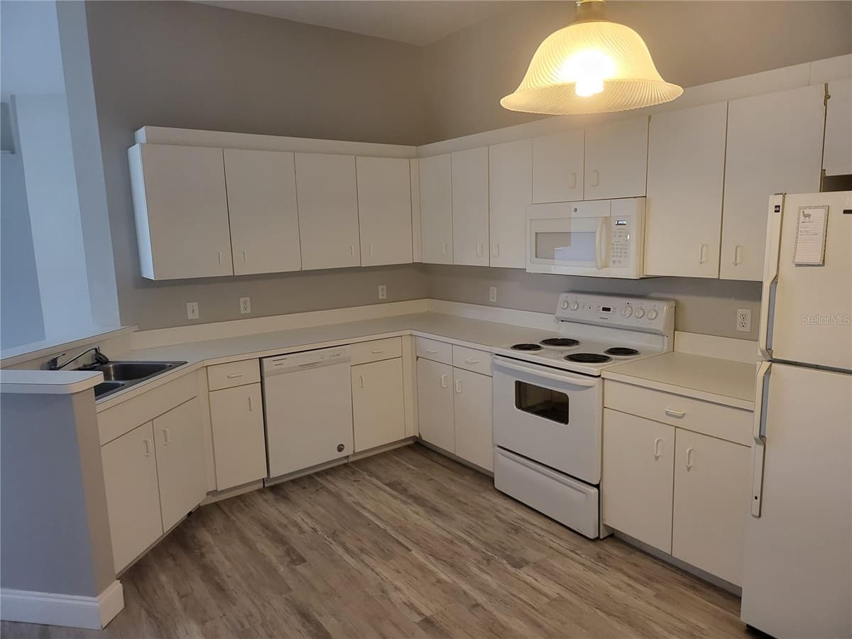502 CATALINA ISLES CIRCLE — photo 7 of 10