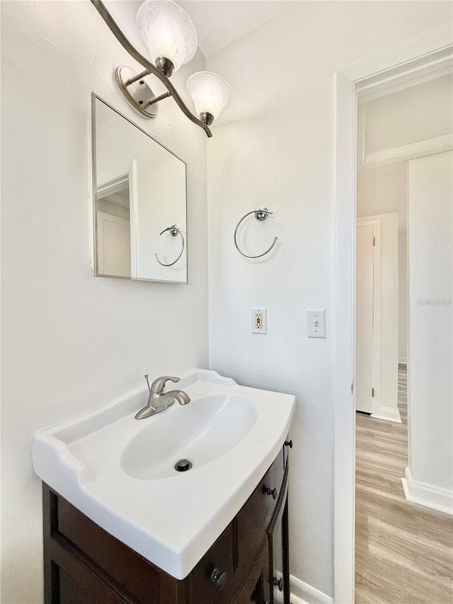 7810 FELICE AVENUE — photo 15 of 23