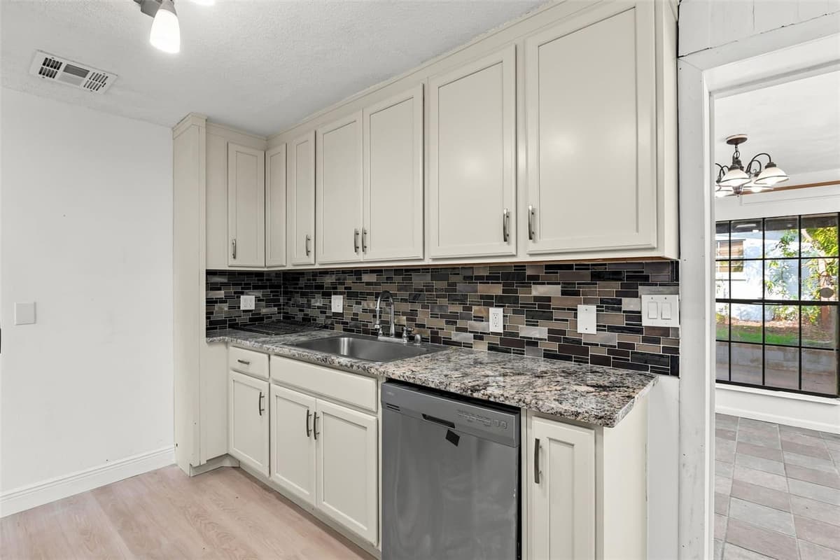 1432 RICHMOND AVENUE — photo 4 of 46