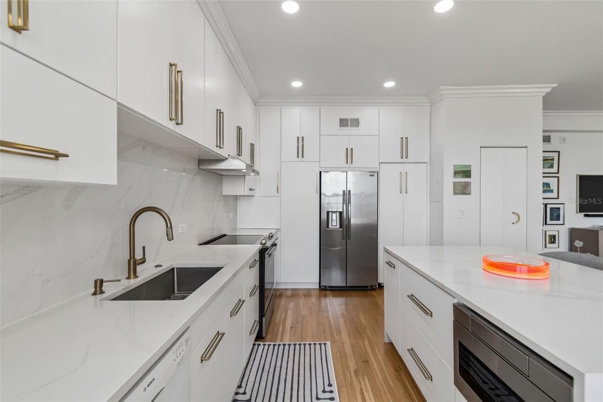 2109 BAYSHORE BOULEVARD — photo 9 of 20