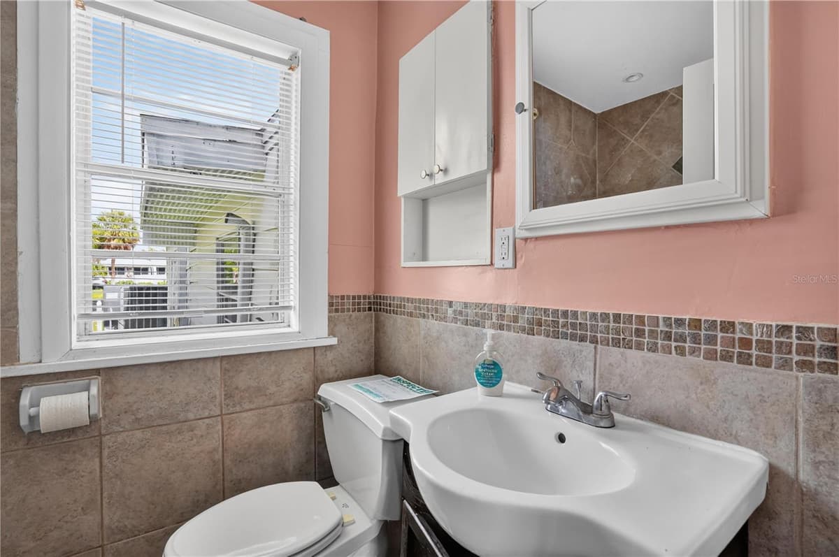 3050 DUPONT STREET — photo 17 of 37