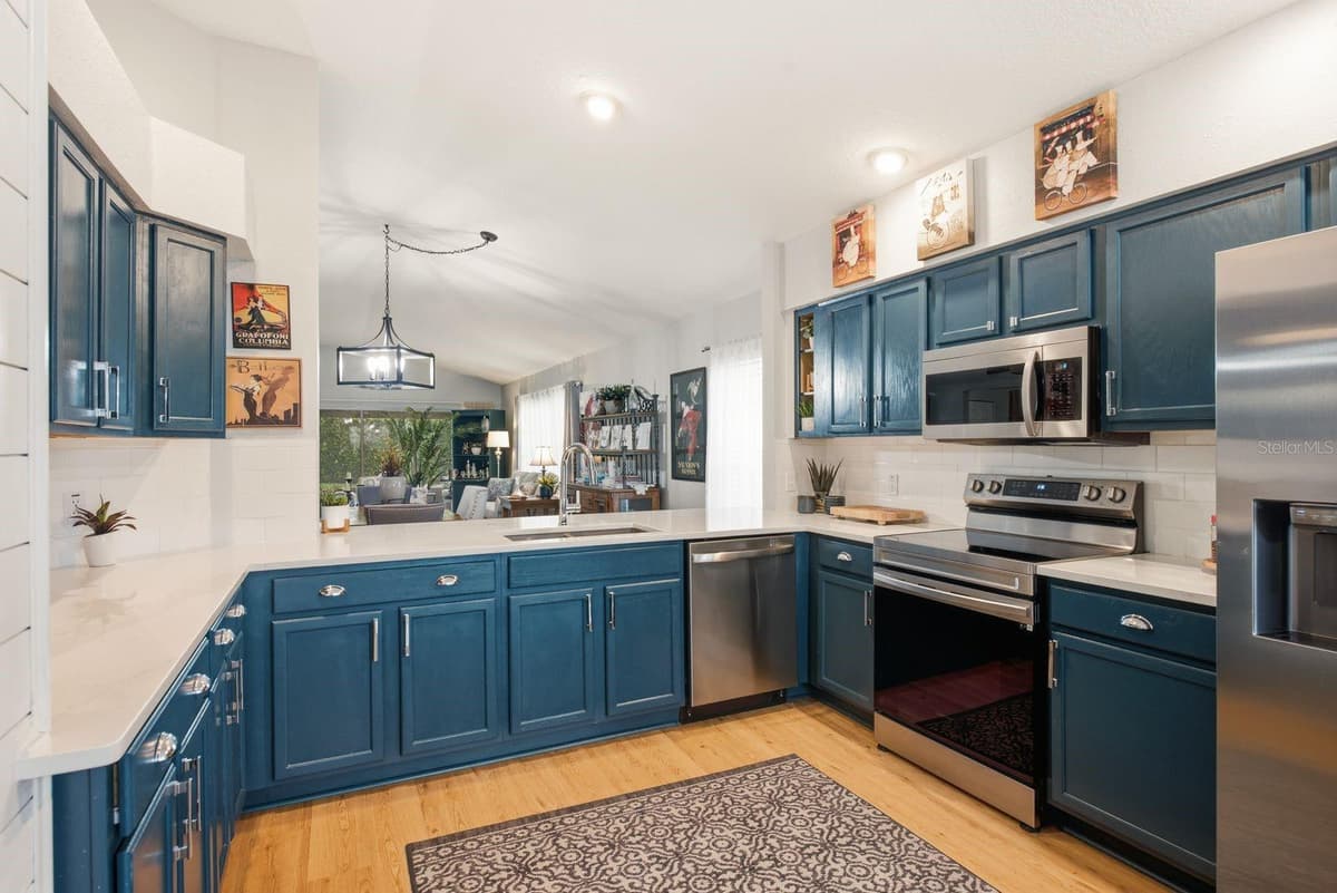 11328 HOLLANDER AVENUE — photo 4 of 38