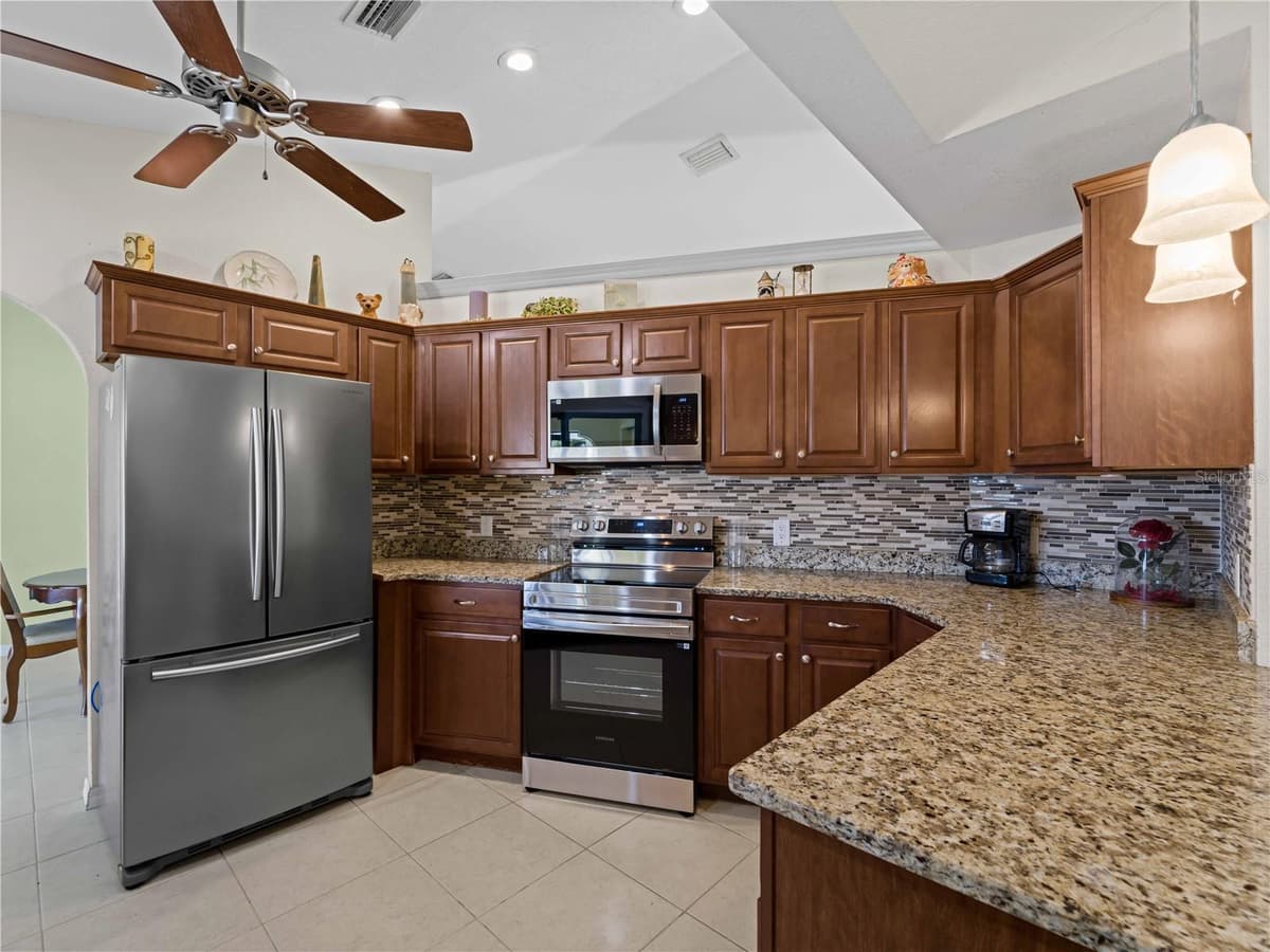 3370 DOVER DRIVE — photo 4 of 40