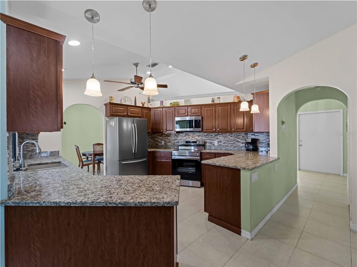 3370 DOVER DRIVE — photo 7 of 40