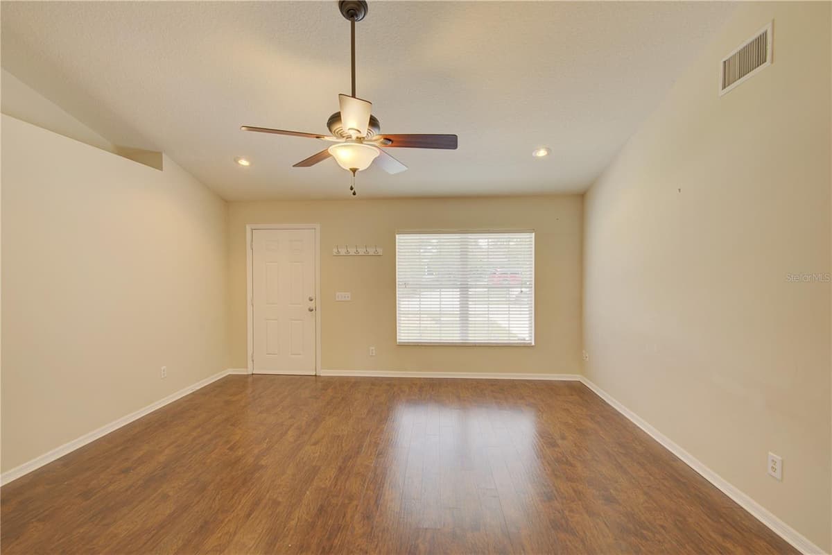 1360 CHRIS AVENUE — photo 11 of 32