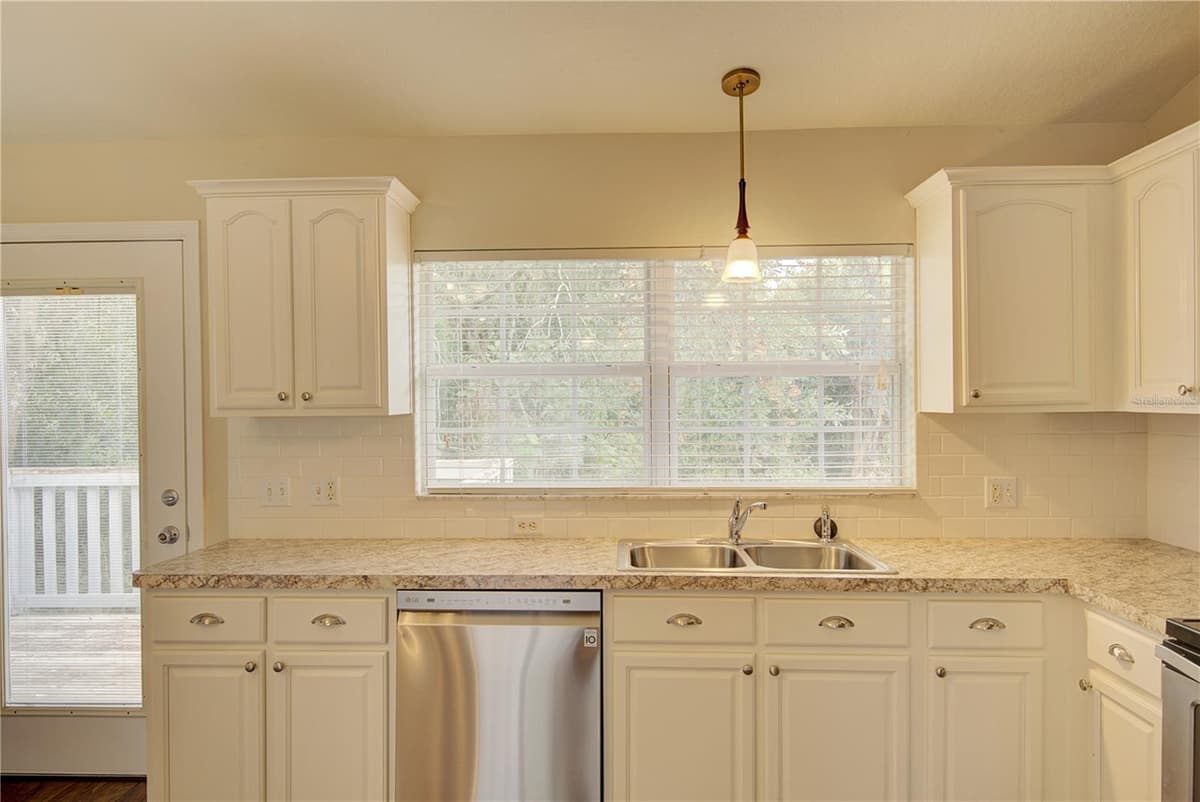 1360 CHRIS AVENUE — photo 17 of 32