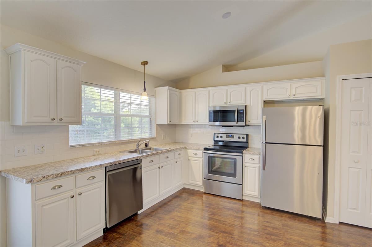 1360 CHRIS AVENUE — photo 15 of 32