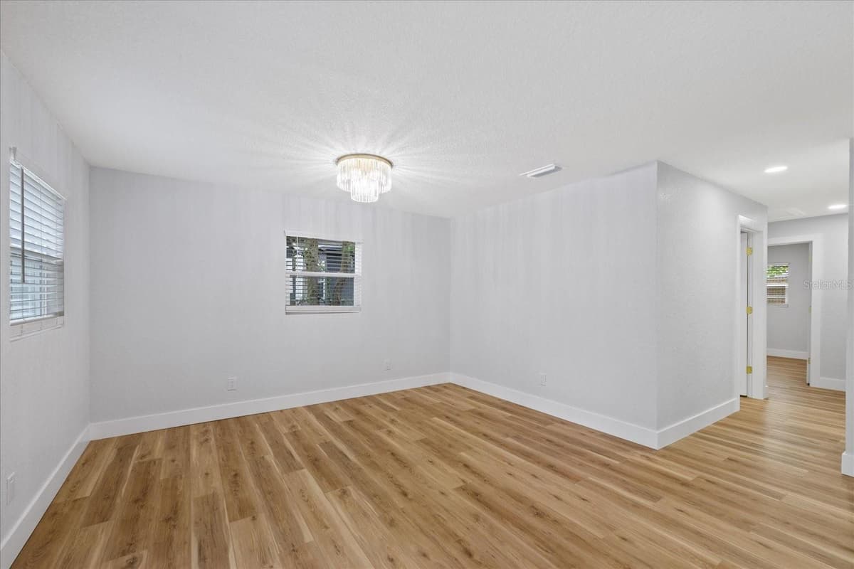 3621 COMANCHE AVENUE — photo 5 of 43