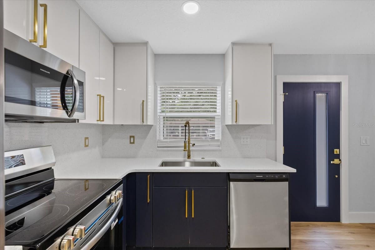 3621 COMANCHE AVENUE — photo 9 of 43